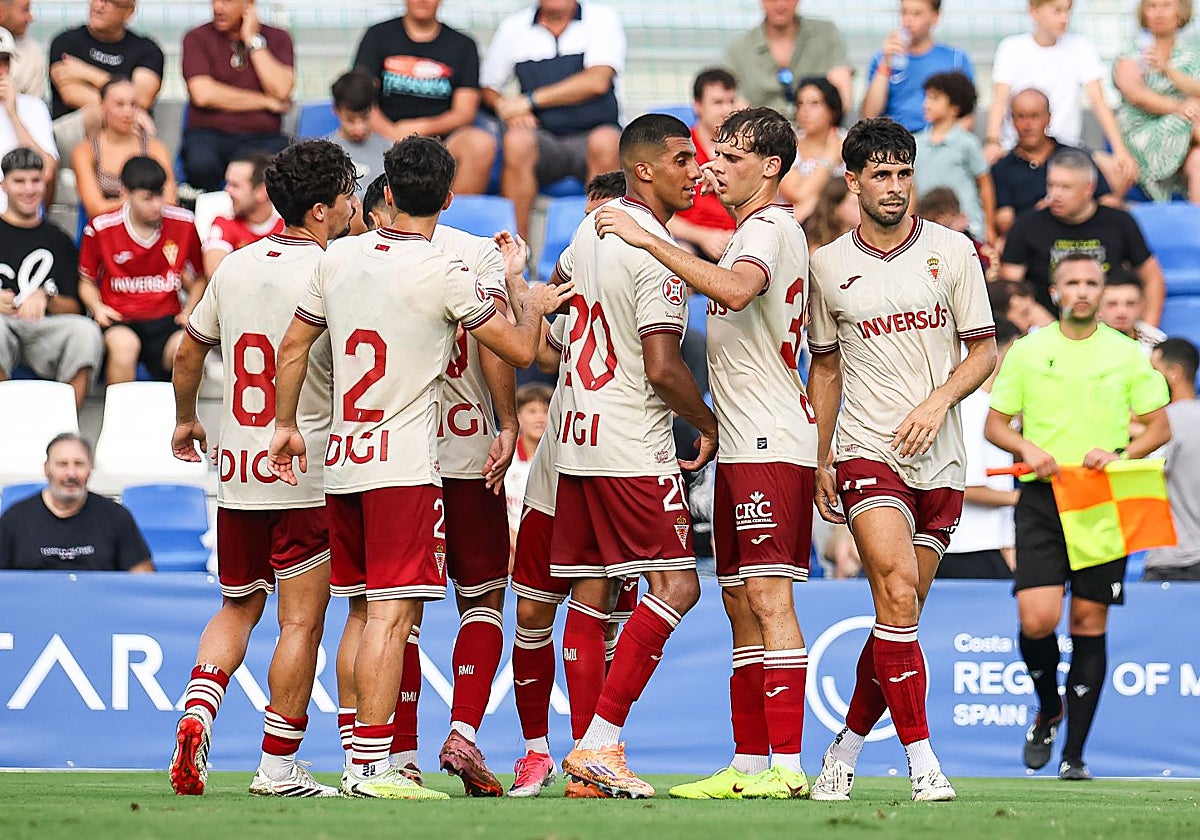Los jugadores del Real Murcia celebran un gol en el amistoso disputado ante el Eldense en Pinatar Arena la pasada semana.