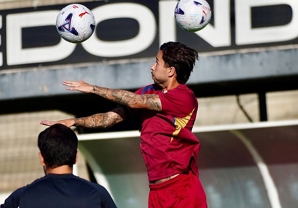 Joao Pedro Palmberg, jugador del Real Murcia, calienta antes del amistoso de ayer ante el Albacete.
