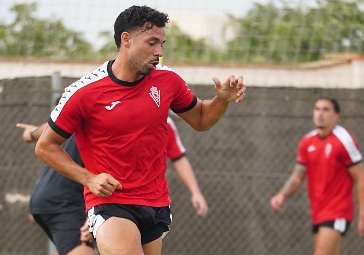 Álvaro Bustos, jugador del Real Murcia, durante un entrenamiento de pretemporada.