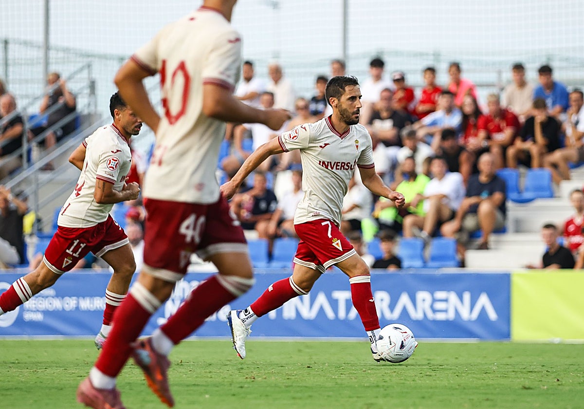 Sergio Moyita, jugador del Real Murcia, conduce el balón en el amistoso ante el Eldense.