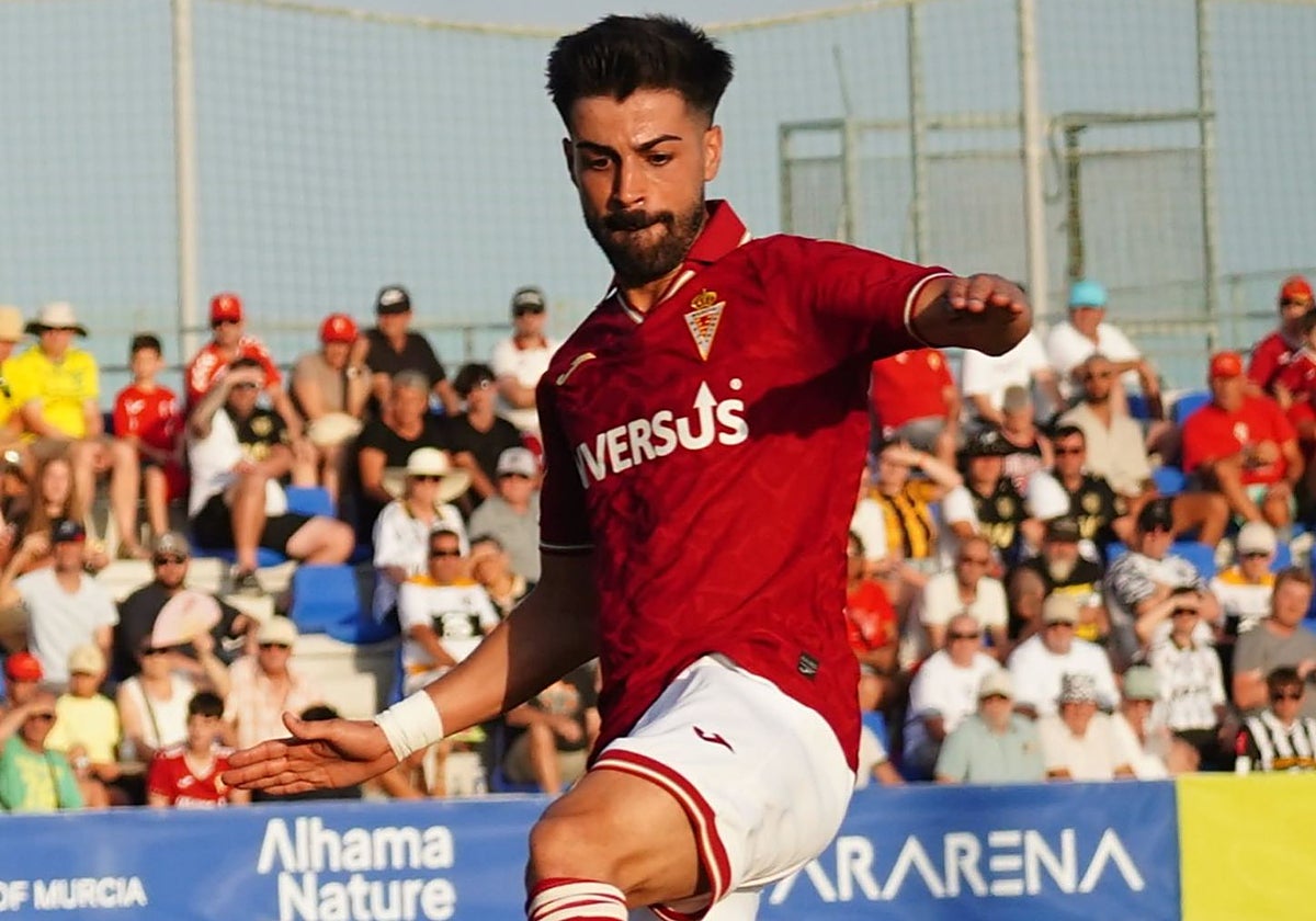 Chema Núñez, jugador del Real Murcia, disputa un balón en un amistoso de pretemporada.