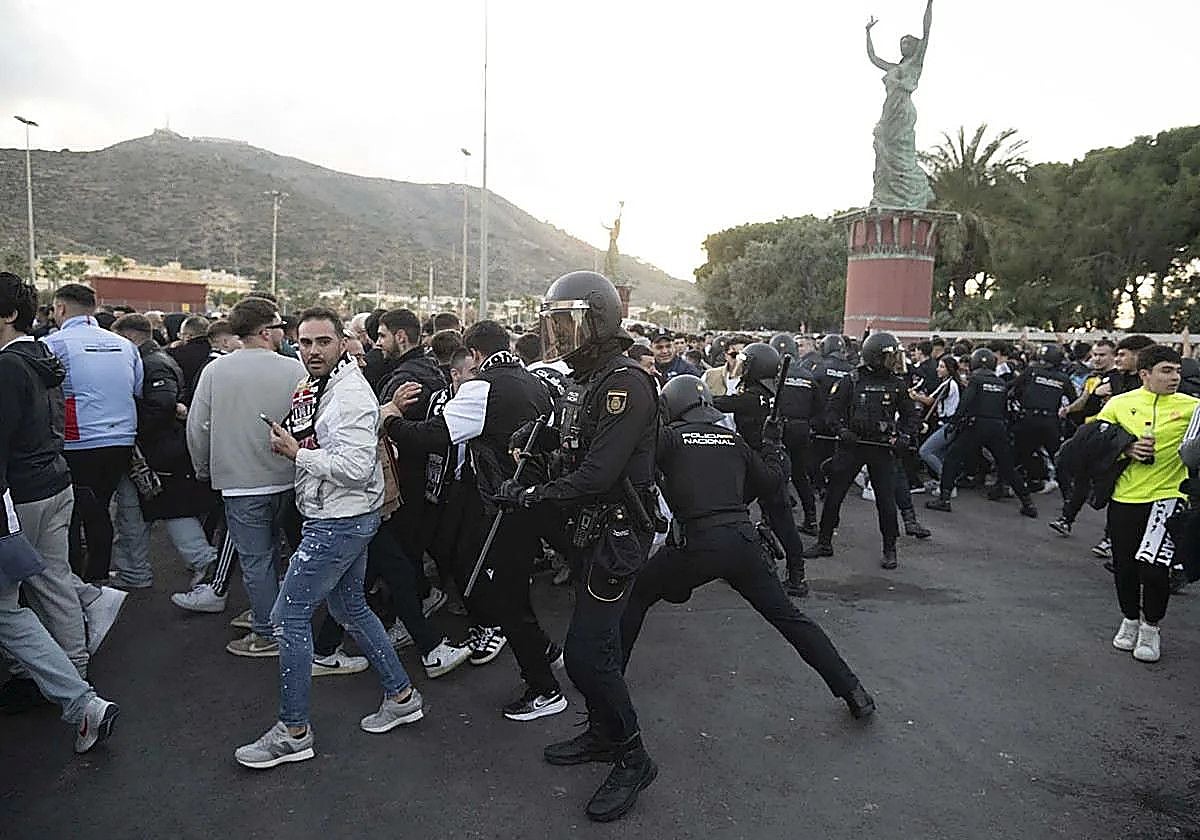 La Policía separa a aficionados albinegros y granas junto al recinto de Carthagineses y Romanos en el último derbi regional en Cartagena.