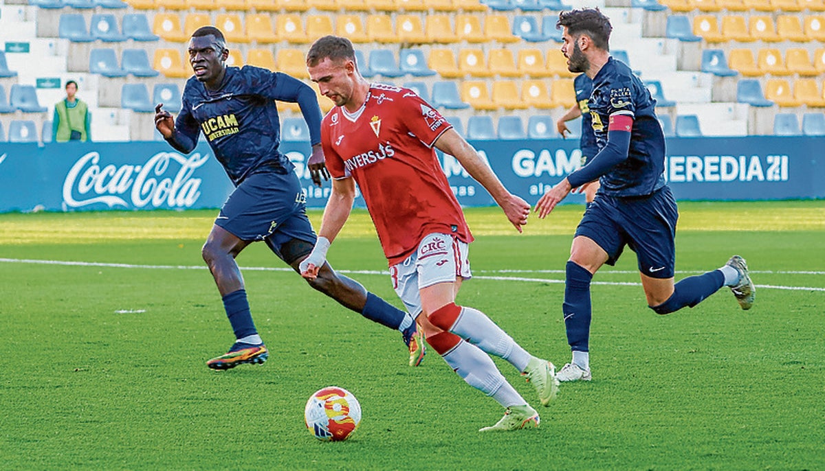 David Flakus recibe dentro del área ante el UCAM.