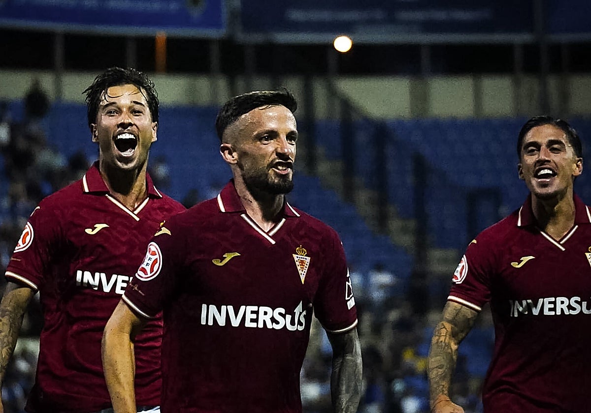 Javi Moreno celebra el tanto inicial de su debut con el Real Murcia, ante el Hércules, el pasado domingo.