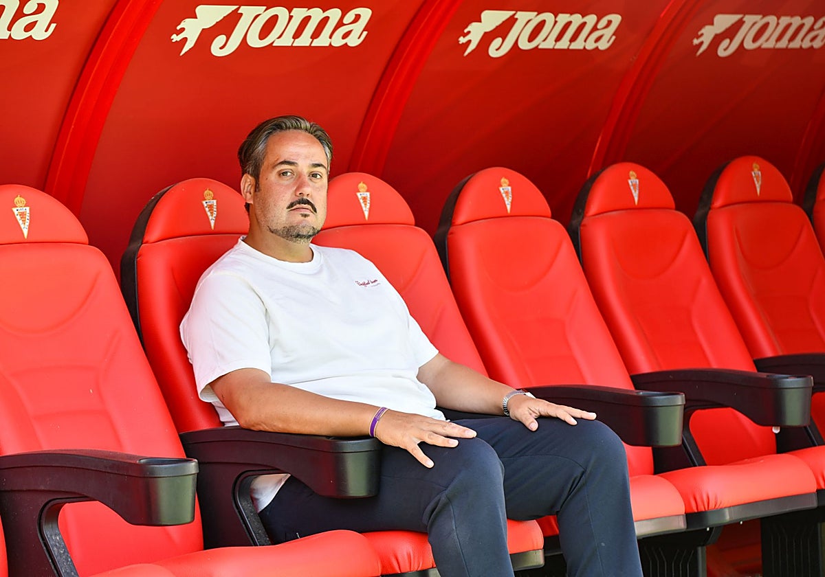 Sergio Campos, entrenador del Imperial, posa en uno de los banquillos del estadio Enrique Roca.