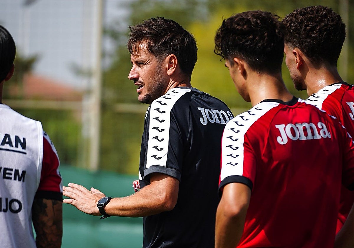 Sergi Guilló, entrenador del Real Murcia, da indicaciones durante un entrenamiento.