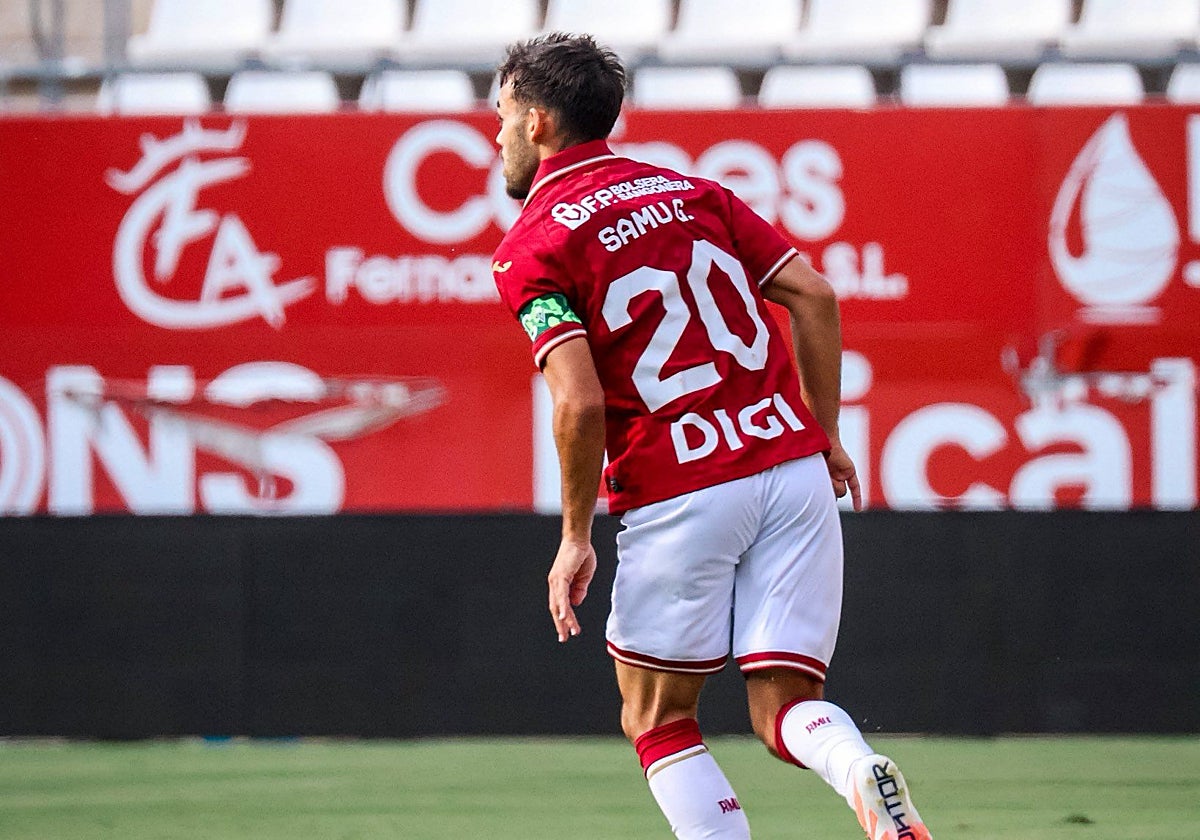 Samu Guzmán, jugador del Imperial, conduce el balón.