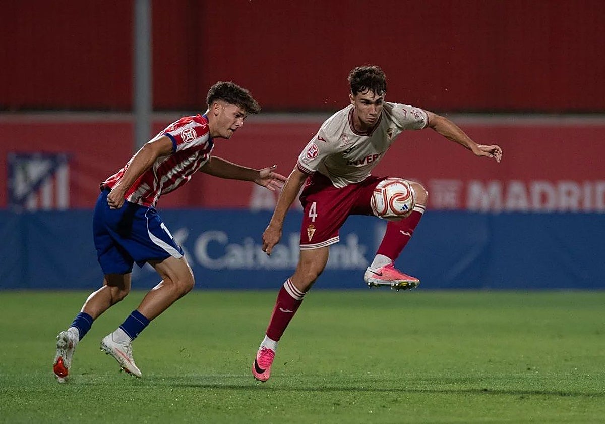 Héctor Pérez, jugador del Real Murcia, intenta controlar un balón ante el Atlético Madrileño.