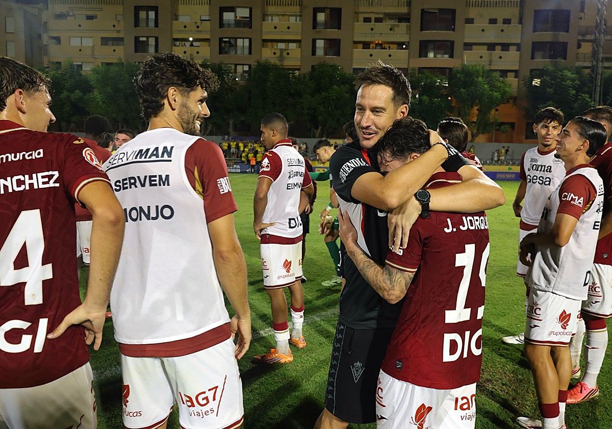 Sergi Guilló, entrenador del Real Murcia, se abraza a Joel Jorquera tras la victoria ante el Orihuela.