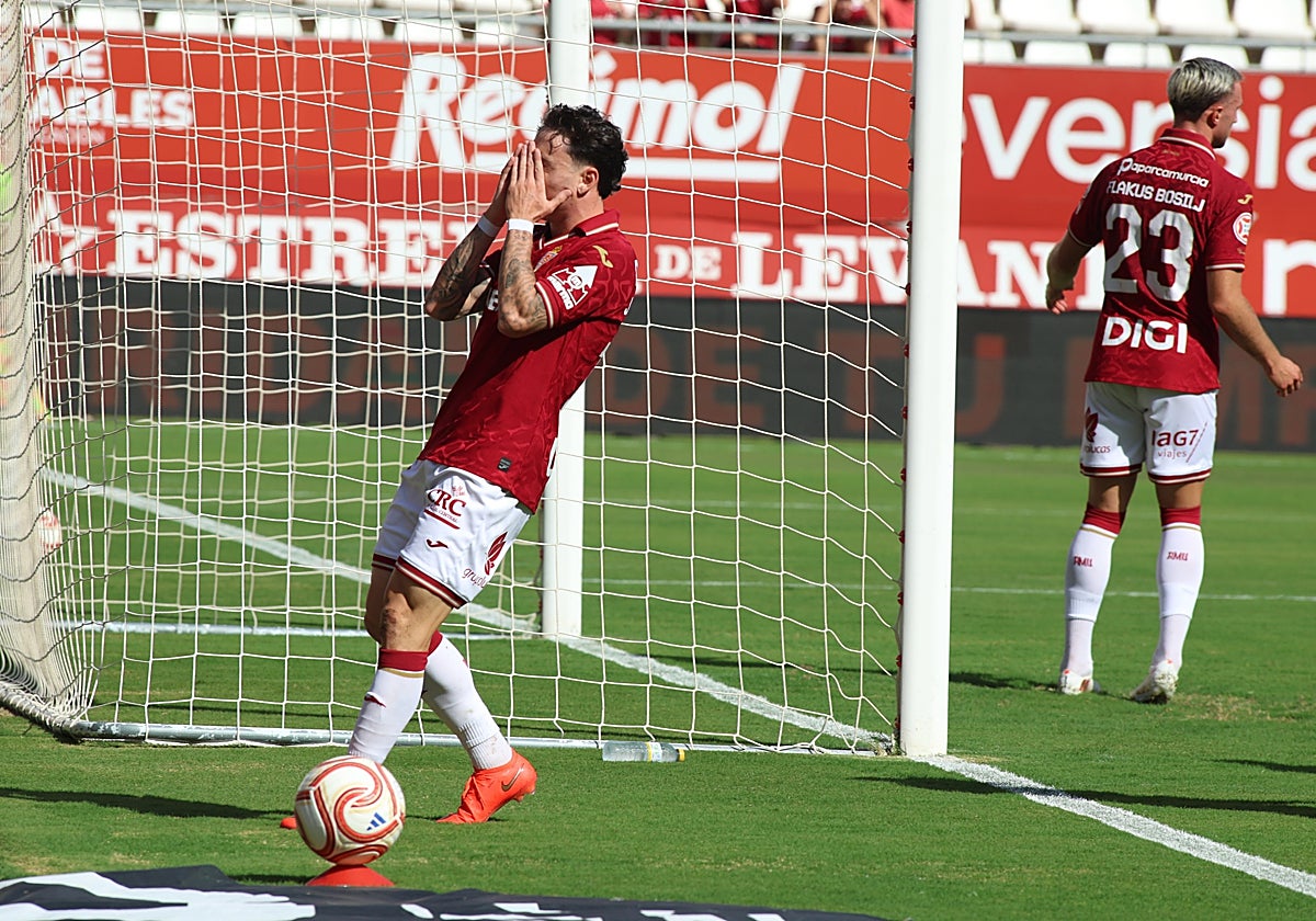 Joel Jorquera se lamenta tras una ocasión errada durante el duelo ante el Europa.