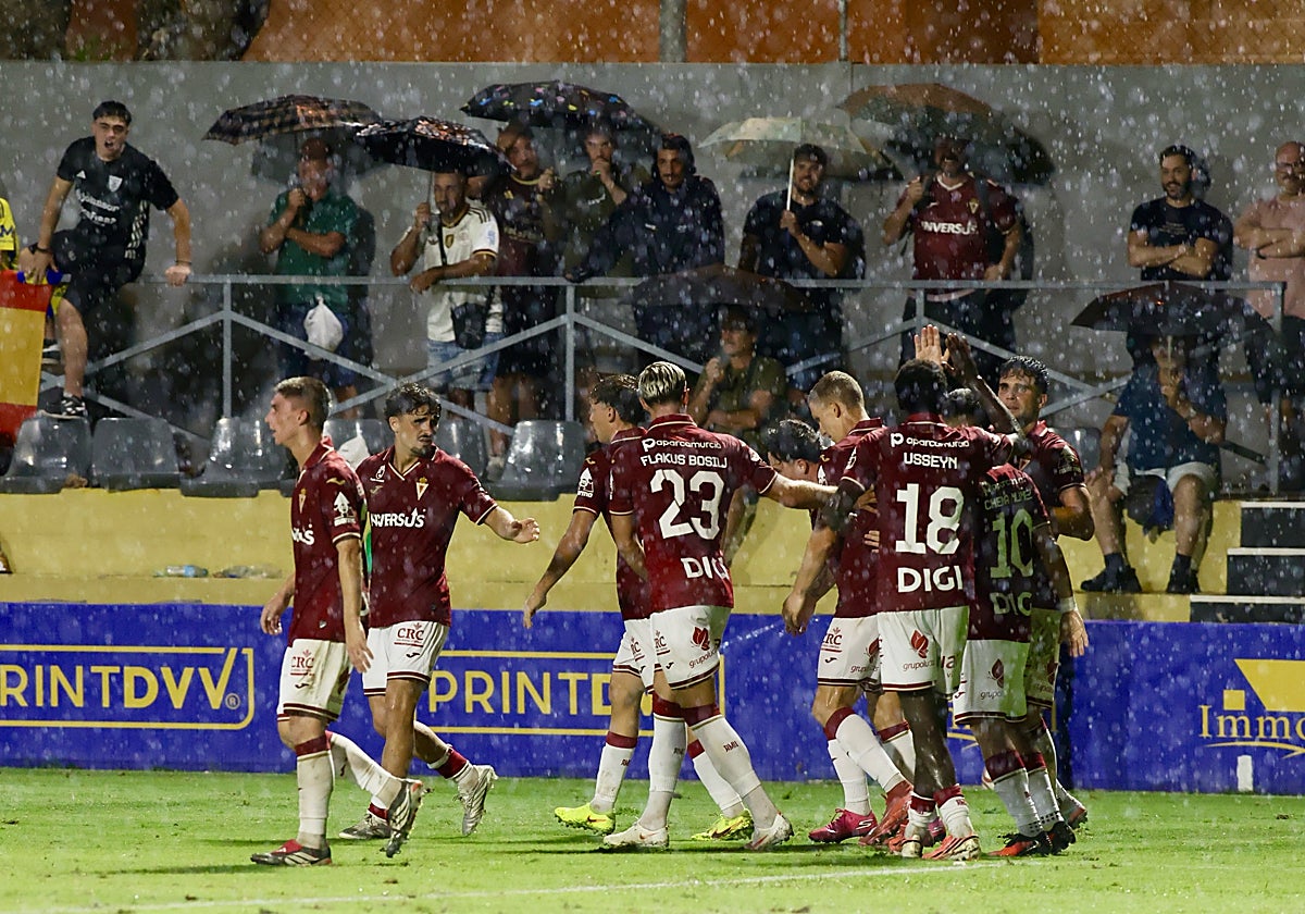 Los jugadores del Real Murcia celebran uno de los goles en Copa RFEF ante el Orihuela.
