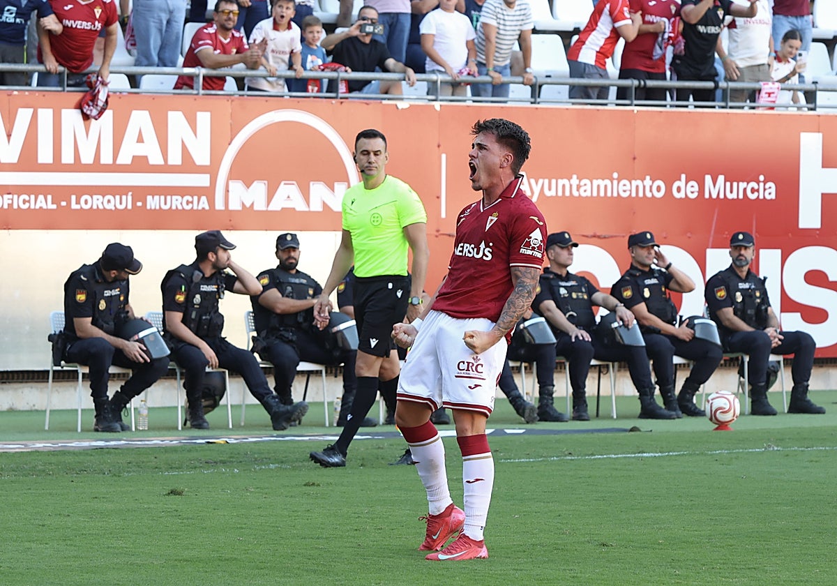 Víctor Olmedo celebra el gol de la victoria tras transformar el penalti en el descuento ante el Europa.