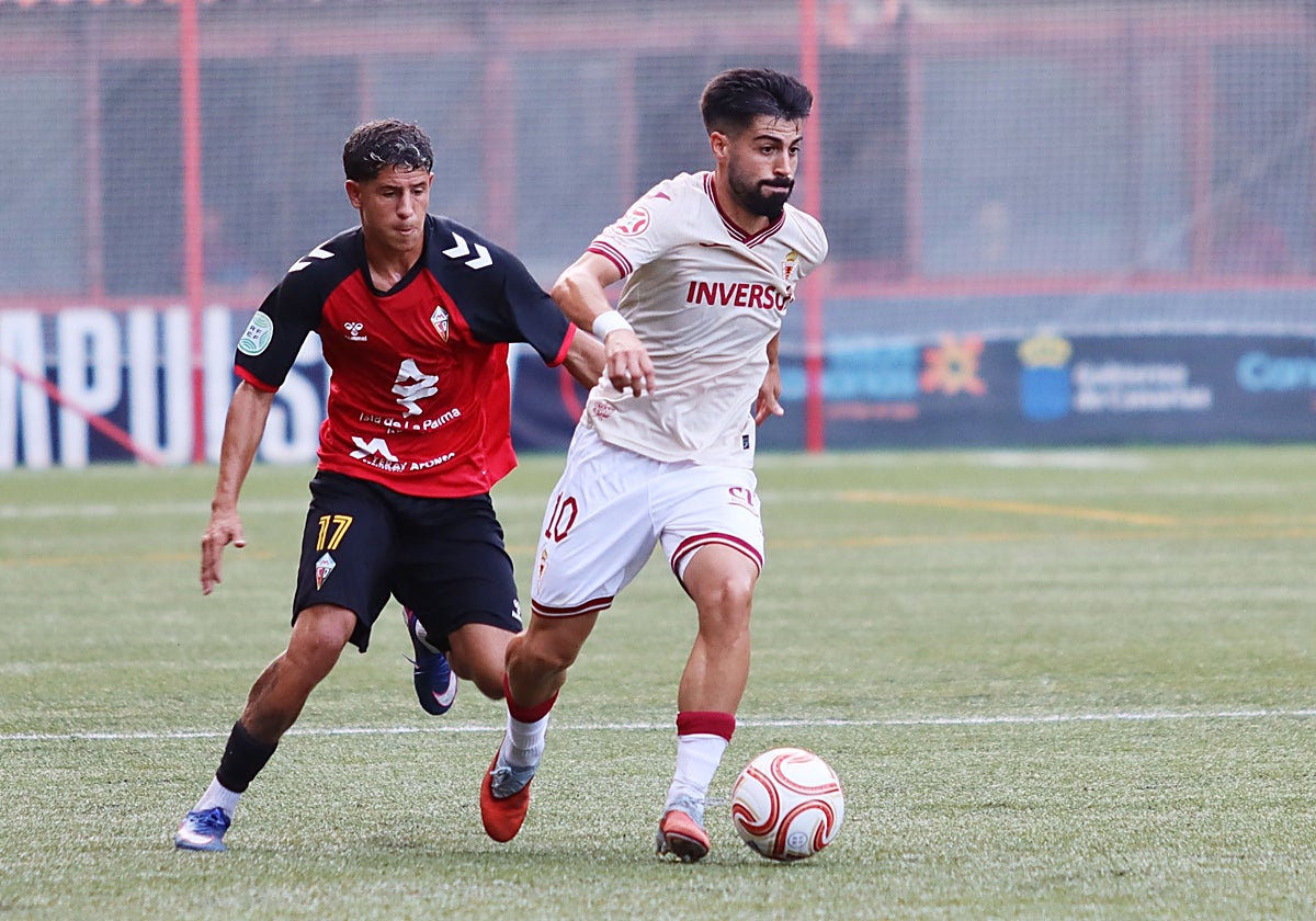Chema Núñez conduce el balón en el duelo copero ante el Mensajero.