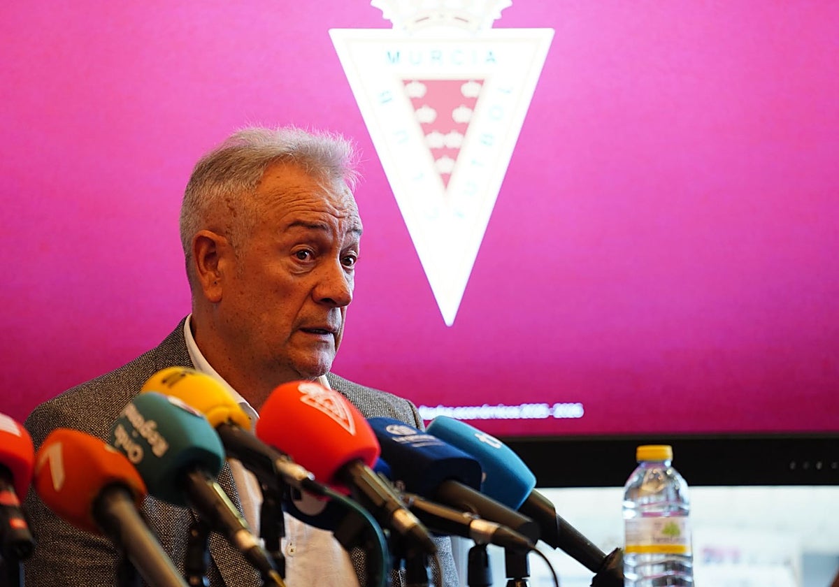 Felipe Moreno, máximo dirigente del Real Murcia, durante la exposición de balance económico del club.