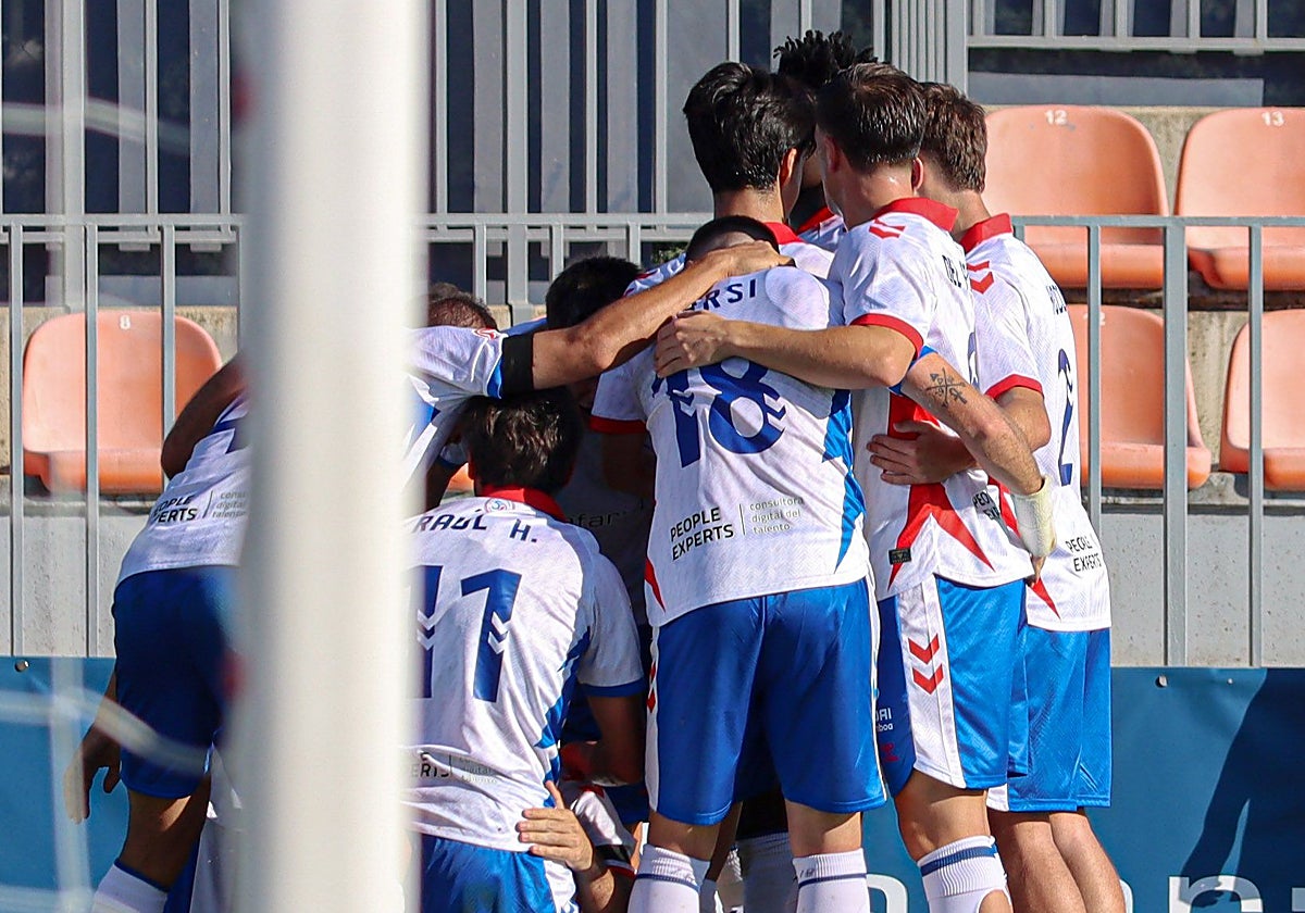 Los jugadores del Rayo Majadahonda celebran un gol en el partido ante el Teruel.