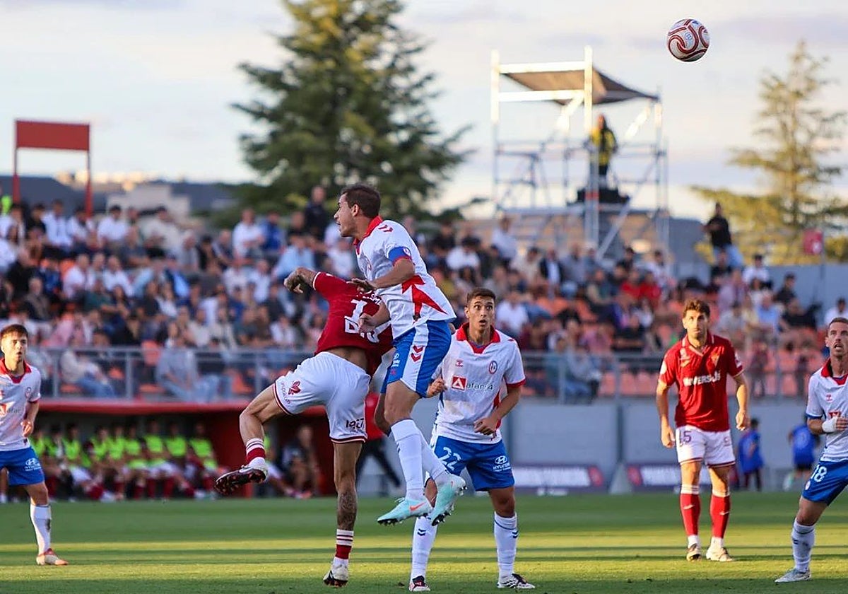 Disputa aérea durante el partido entre el Rayo Majadahonda y el Real Murcia.