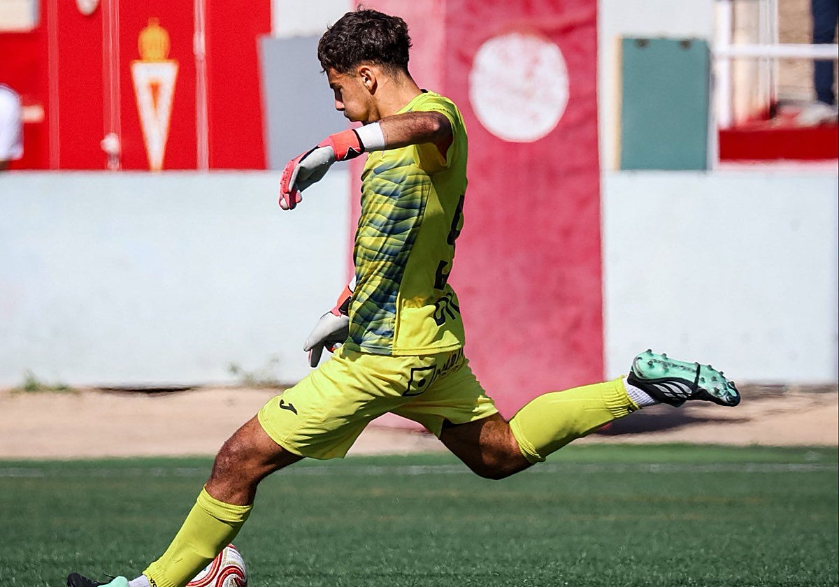 Kike Ortega, portero juvenil del Real Murcia, durante su debut con el Imperial ante el Yeclano Deportivo.