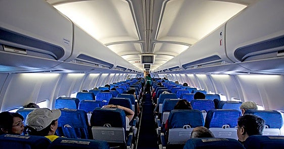 Un piloto desvela la verdadera razón por la que los pasajeros no pueden cambiar de asiento en el avión