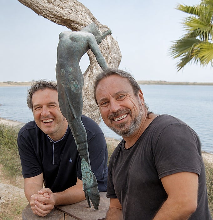 Juan de Dios García y Alberto Chessa, junto a la escultura de bronce del chiringuito Zankara, en Playa Honda.