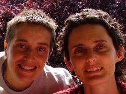 Imagen de Susana Meseguer y Vanesa de las Heras, el matrimonio de mujeres que han denunciado al juez. /ARCHIVO