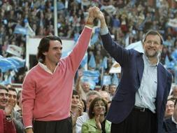 El ex presidente Aznar ha acudido por sorpresa al mitin de Rajoy en León para apoyar al candidato del PP a la Presidencia del Gobierno./ EFE