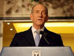 El primer ministro de Israel, Ehud Olmert, se dirige a su país desde su residencia en Jerusalén para referirse a las acusaciones de corrupción en su contra. /EFE