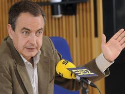 El presidente del Gobierno, José Luis Rodríguez Zapatero, durante su entrevista de esta mañana en la Cadena Ser. /EFE