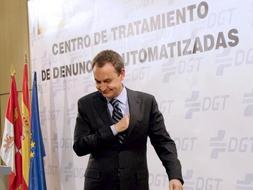 El presidente del Gobierno, José Luís Rodríguez Zapatero, tras su intervención en la visita al Centro Nacional de Tratamiento de Denuncias Automatizadas (CTDA) que ha realizado en León. /EFE