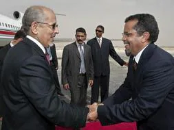 Fotografía de archivo del presidente mauritano, Sidi Mohamed Uld Cheij Abdallahi (i), junto al primer ministro, Yahya Uld Ahmed El Waghef.