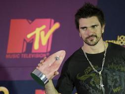 Juanes posa con uno de los galardones. /AP