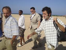 José Cendón (derecha) y Colin Freeman, los dos periodistas recién liberados. / Reuters