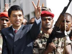 El líder de la oposicion y alcalde de Antananarivo, Andry Rajoelina, saluda a sus seguidores tras su autoproclamación como jefe de una "alta autoridad de transición" para gobernar Madagascar. / Efe