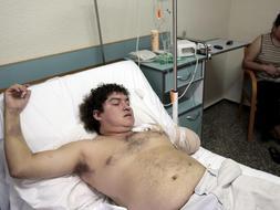 Franns Rilles Melgar, que sufrió la amputación del brazo izquierdo, se recupera en el hospital Virgen del Consuelo de Valencia. / Efe