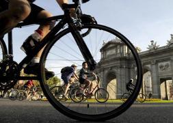 Miles de madrileños salen a la calle en bici