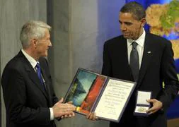 Obama recoge el Nobel con un discurso en el que defiende el «uso justificado de la fuerza» para «preservar la paz»