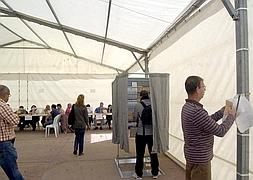 Lorca vota entre los escombros