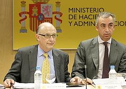 El ministro de Hacienda, Cristóbal Montoro, junto al secretario de Estado de Hacienda, Miguel Ferré. / Foto: Efe | Vídeo: Atlas