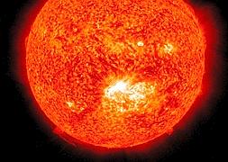 Una llamarada de fuego emerge desde el centro del Sol. / Archivo