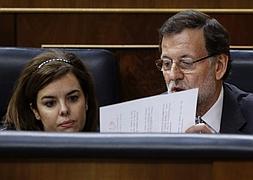 Mariano Rajoy y Soraya Sáenz de Santamaría revisan unos datos. / JuanJo Martín (Efe)