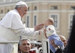 El Papa, durante la audiencia de hoy en la plaza de San Pedro. / Foto: Afp | Vídeo: Atlas