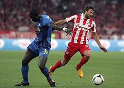 El jugador de Olympiacos Abdoun Djamel intenta llevarse la pelota ante Sankare Papa. / Efe