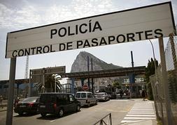 Colas para entrar en Gibraltar. / Jon Nazca (Reuters)