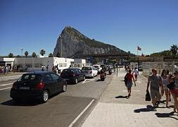 Las colas para entrar a Gibraltar continuaron ayer. / J. Nazca (Reuters)