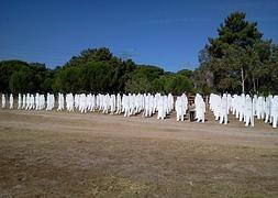 Siluetas de cartón y lanzas colocadas por Pacma en Tordesillas. / R. C.