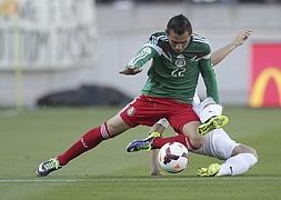 El futbolista mexicano Paul Aguilar se enfrenta al neozelandés Kosta Barbarouses en la repesca. / Efe
