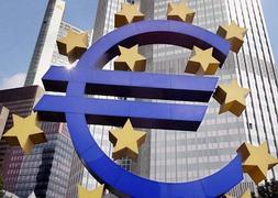 El símbolo del euro frente al edificio del BCE. / Mauritz Antin (Efe)