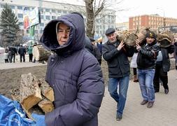 Activistas prorrusos en Lugansk, Ucrania. / ANASTASIA VLASOVA (EFE)