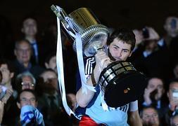 Casillas celebra la victoria en la final de la Copa del Rey de 2011 frente al Barcelona/ Andres Kudacki (AP PHOTO)
