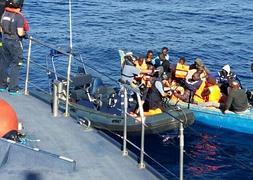 Una embarcación con inmigrantes es interceptada antes de llegar a Canarias / EFE