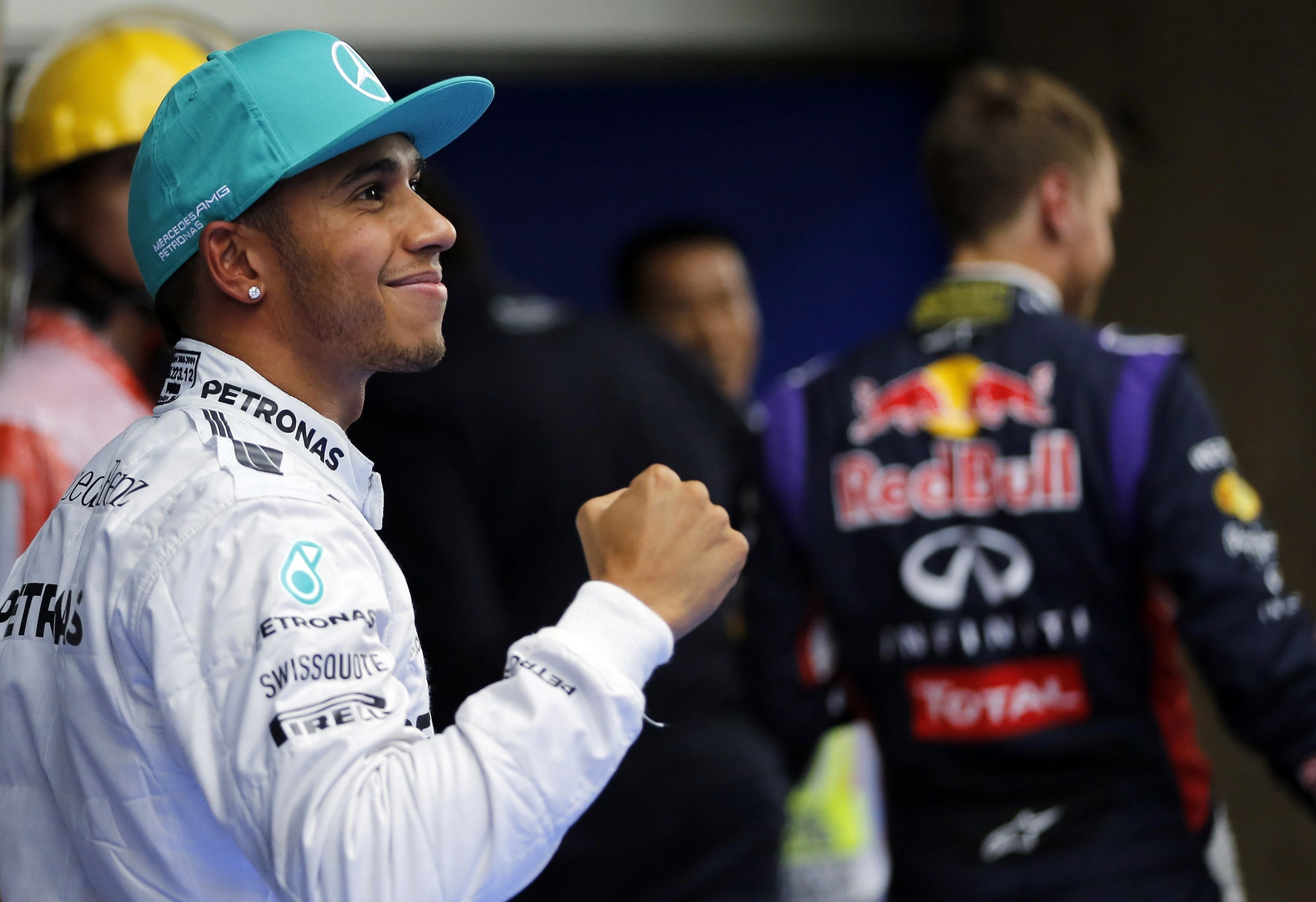 Hamilton celebra su 'pole'. / Reuters